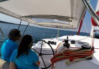 skipper e ragazza behind ruota del timone di trimarano  neel 45 yacht 4
